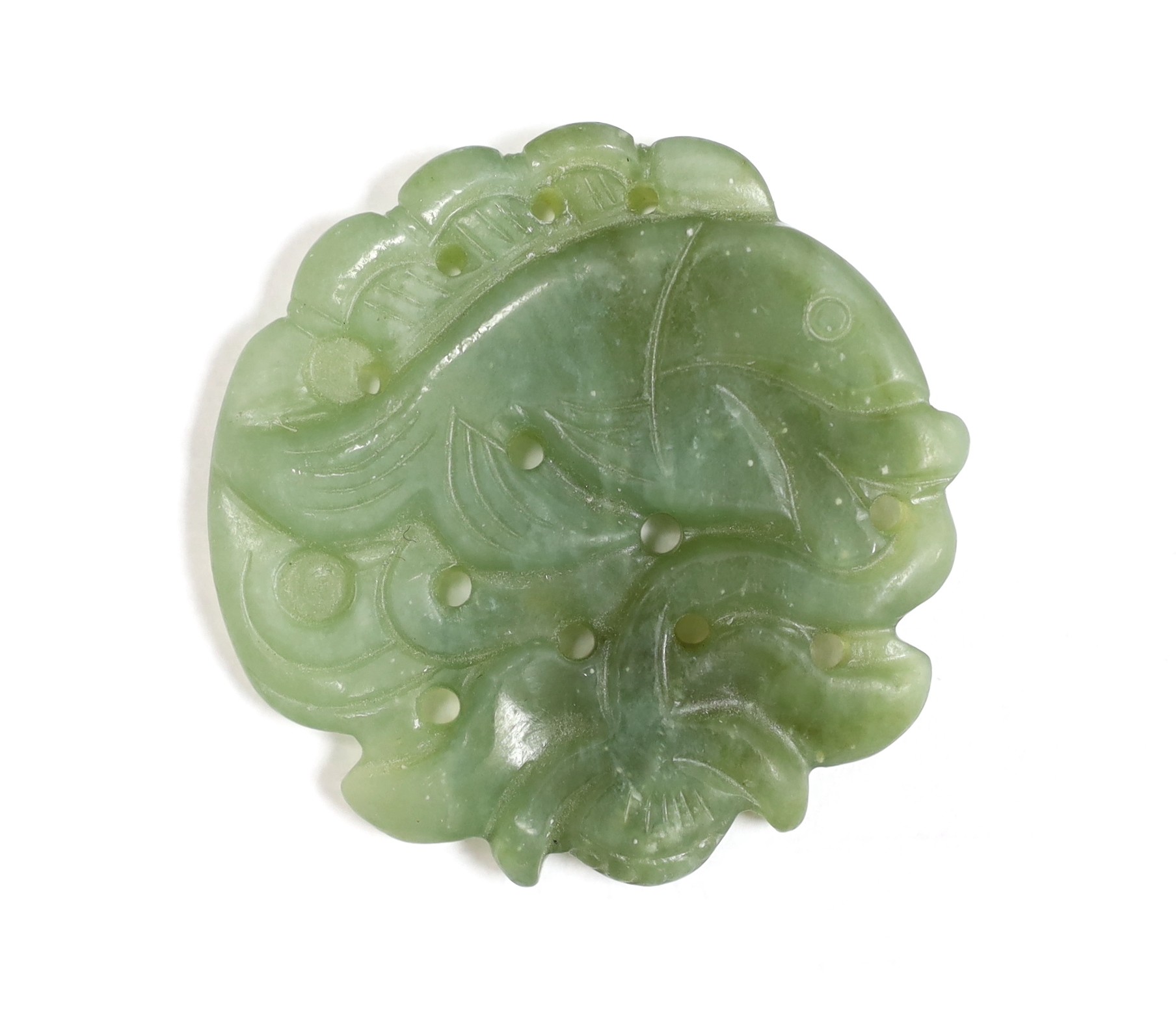 A Chinese carved green hardstone pendant shaped as a fish, 5cm